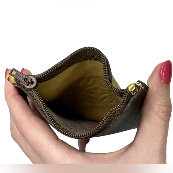 LOEWE LIKE NEW DEADSTOCK SUEDE & LEATHER CARD/COIN POUCH W/ ORIGINAL COA CARD - Picture 5 of 9